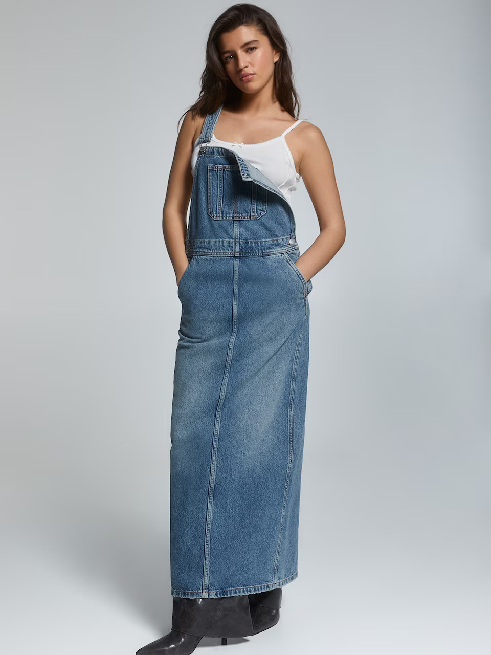 Dlouhé denim šaty s laclem